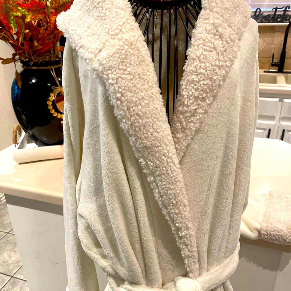 Robe (L) - Picture 2 of 11